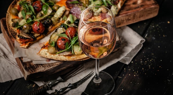 Veganska pizza in kozarec belega vina