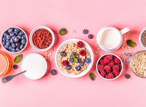 Zdrave proteinske sestavine za zajtrk na roza ozadju