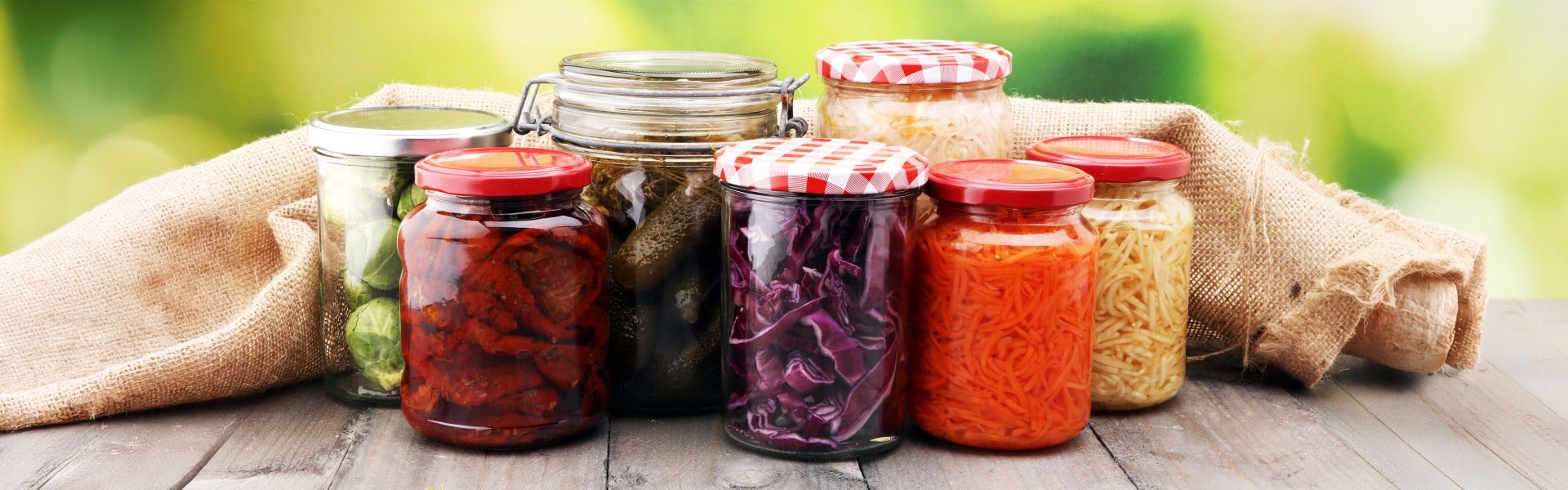 Stekleni kozarci z različno fermentirano zelenjavo