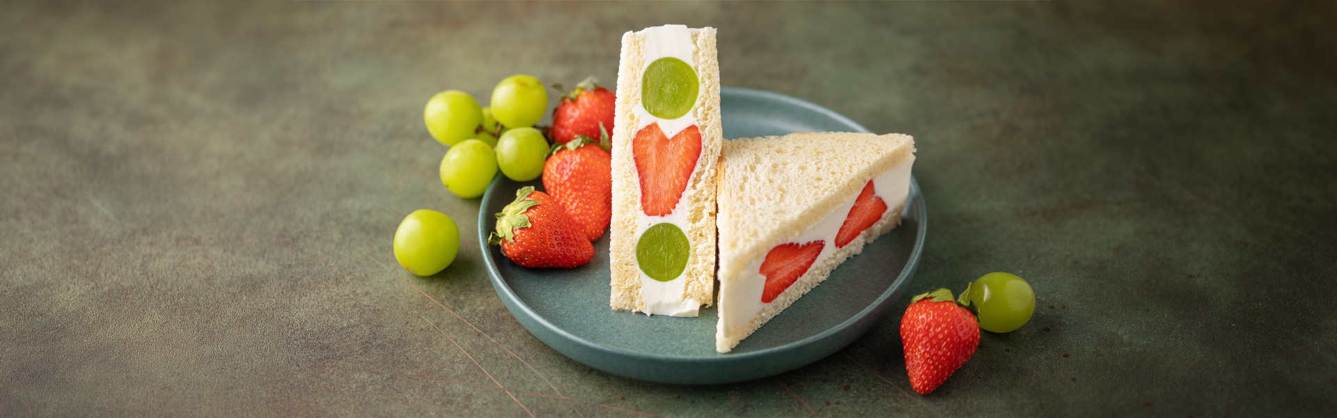Fruit sando na krožniku
