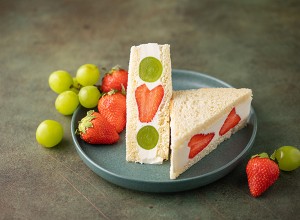 Fruit sando na krožniku