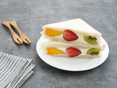 Fruit sando na krožniku