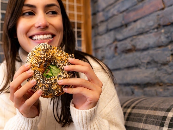 Zenska je bagel v kavarni