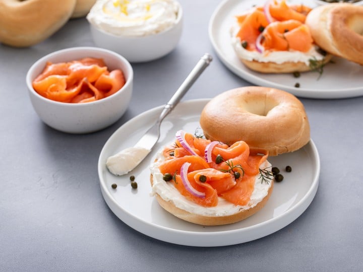Newyorški bagel na krožniku
