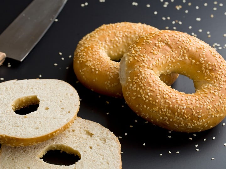Prerezan bagel s sezamom