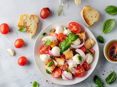 Mediteranska solata z koščki baguette.
