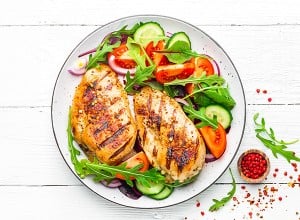 Krožnik s sveže pečenim piščancem in zelenjavo