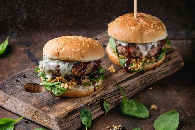 Dva burgerja na leseni deski