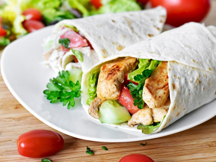 Piščančja tortilja postrežena na krožniku