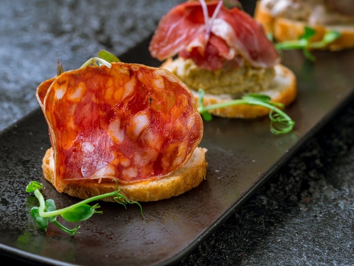 Domači španski prigrizki – tapasi Mesni tapasi s suho salamo