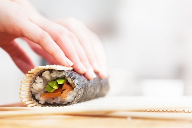 Odkrijte suši in japonsko umetnost dolgoživosti Priprava in zvijanje sušija