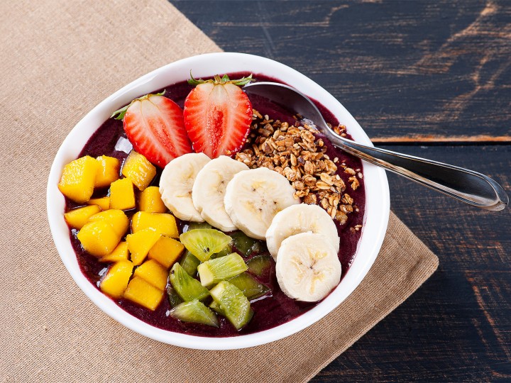 Acai skleda z banano, jagodami, kivijem in mangom