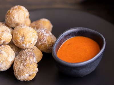 Papas arrugadas z omako mojo rojo