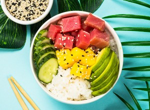 Poke bowl na modrem ozadju s palminimi listi