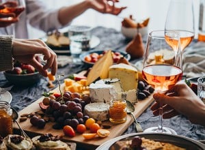 Večerja s prijatelji,  narezkom in vinom