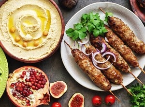 Različne bližnjevzhodne in arabske jedi na temnem rustikalnem ozadju