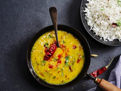 Na krožniku postrežena indijska jed  Tarka daal z rižem