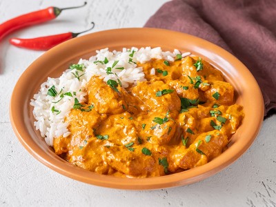 Na krožniku postrežen piščanec Tikka masala z rižem