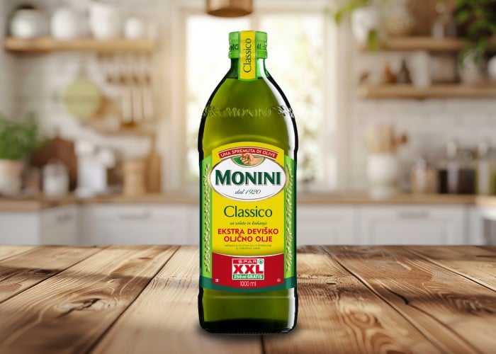 Ekstra deviško oljčno olje Monini Classico (1 l XXL) na kuhinjskem pultu
