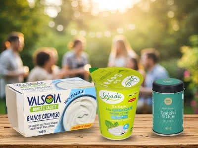 Veganski jogurti Valsoia in Sojade in mešanica začimb Tzatziki BAM spices na leseni podlagi