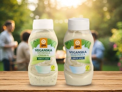 Veganski majoneza in tatarska omaka znamke Gea na leseni podlagi