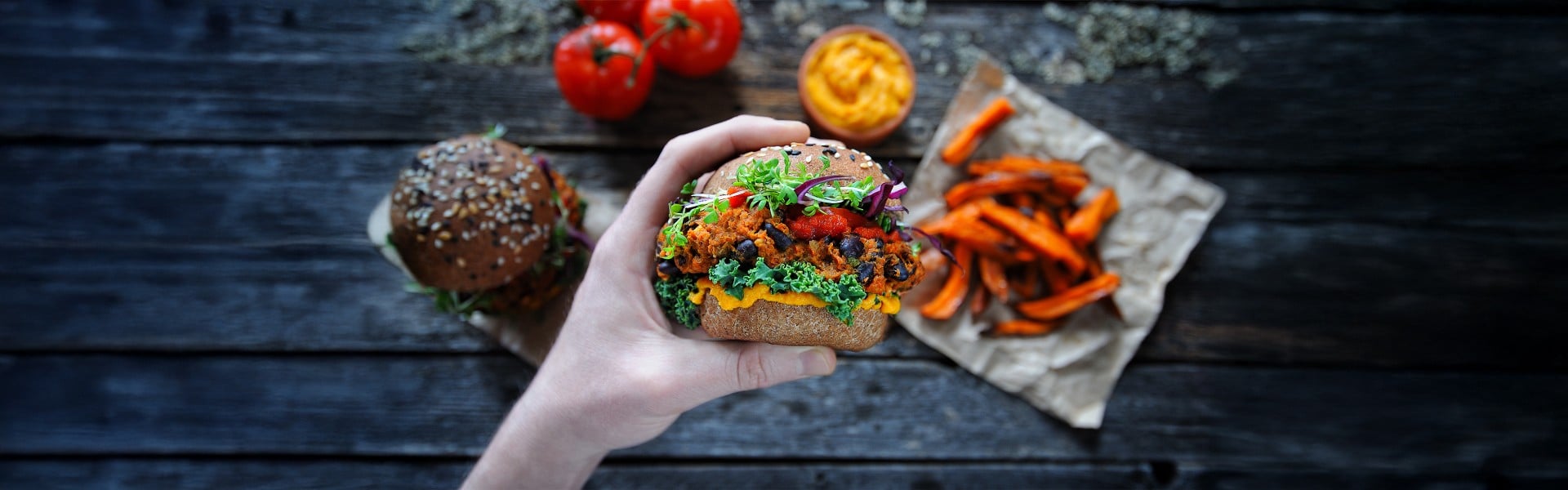 Roka drži veganski burger