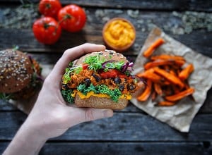 Roka drži veganski burger