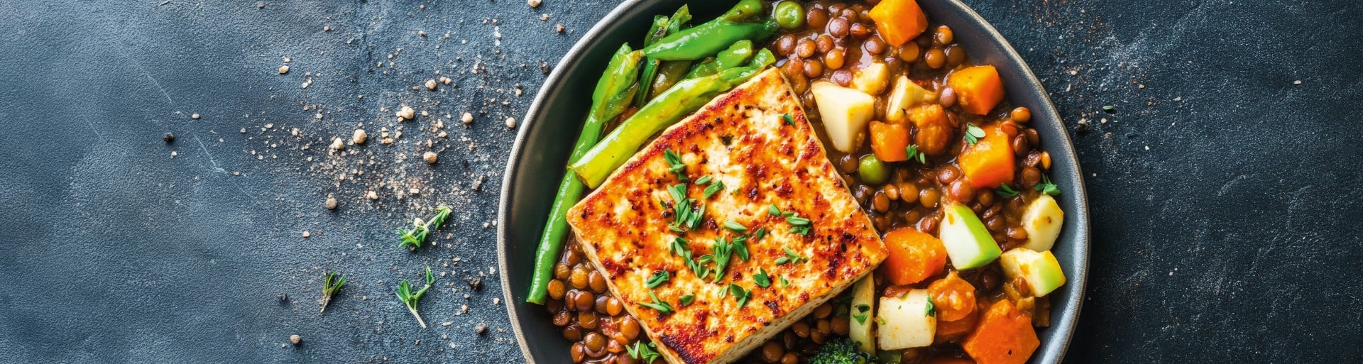 Tedenski veganski jedilnik Popečen tofu z zelenjavo in lečo v skledi