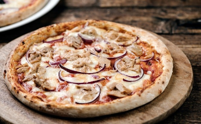 Pikantna pica z vegansko tuno