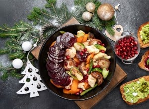 Praznična vegetarjanska večerja na temnem ozadju