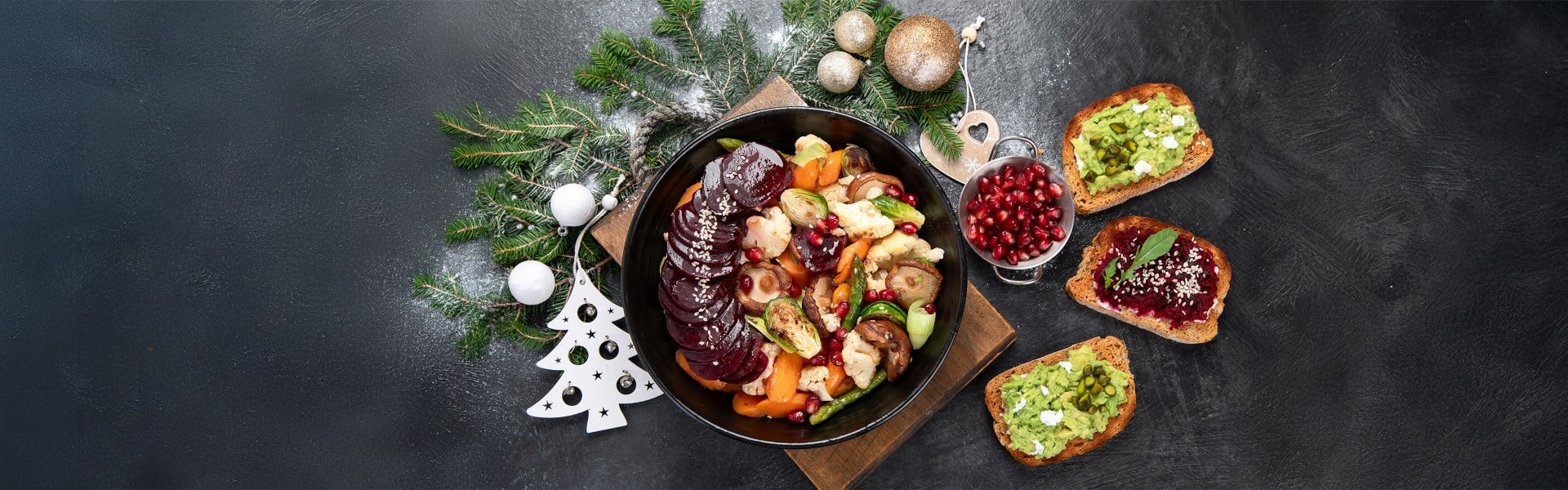 Praznična vegetarjanska večerja na temnem ozadju
