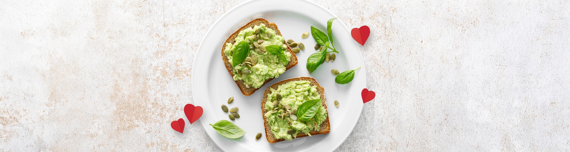 Veganska večerja za popolno valentinovo Krožnik s toastom in avokadovim namazom