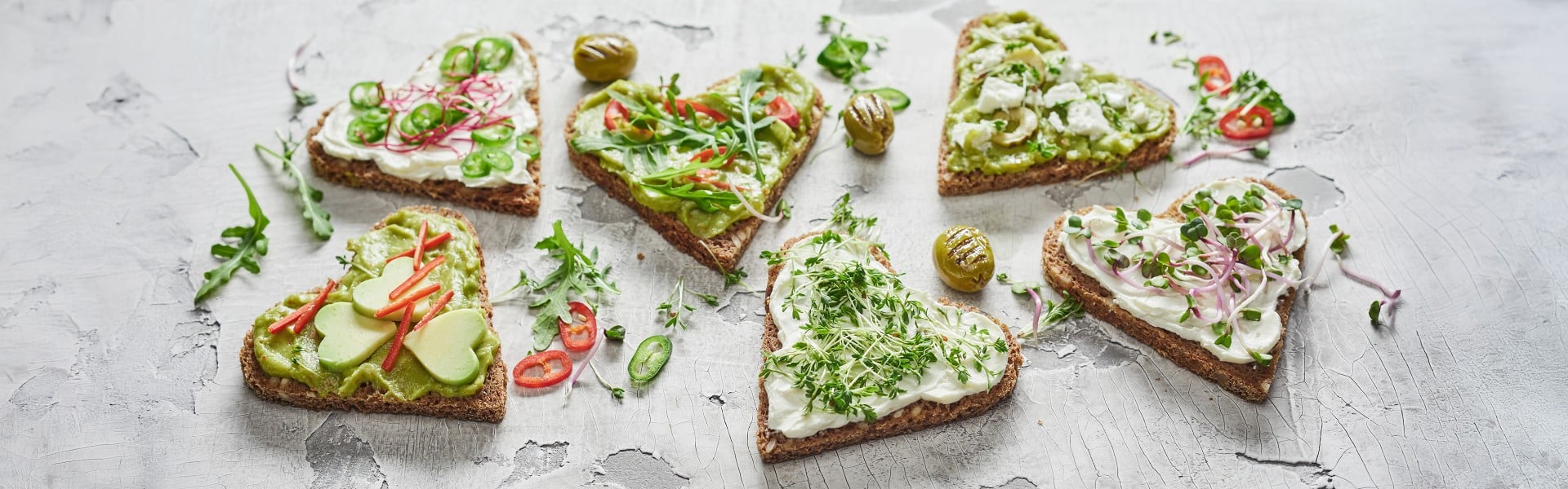 Veganski kruhki v obliki srca, z veganskim namazom in različno zelenjavo