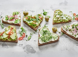 Veganski kruhki v obliki srca, z veganskim namazom in različno zelenjavo