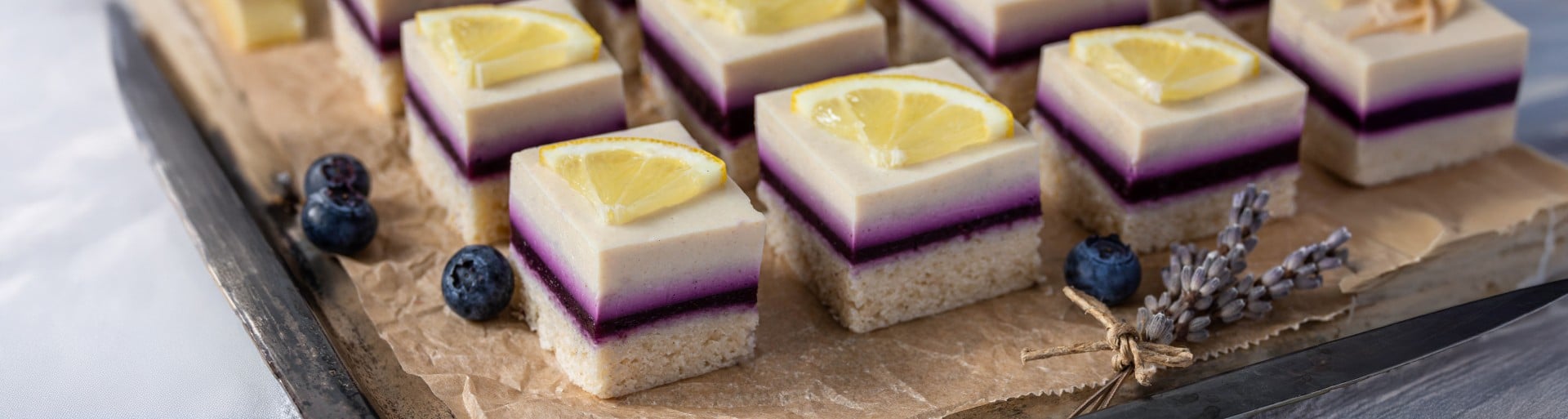 Veganske sladice s pridihom pomladi Biskvit z limono in borovnicami