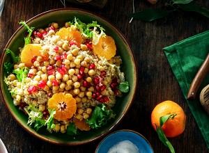 različne veganske jedi na leseni mizi