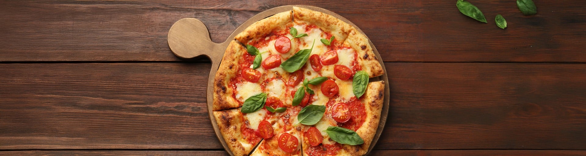 Veganski »comfort food«: recepti za jedi, ki pomirjajo z okusi Veganska pica na leseni deski
