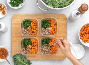 Priprava veganskih obrokov za vnaprej, pakiranje v posodice