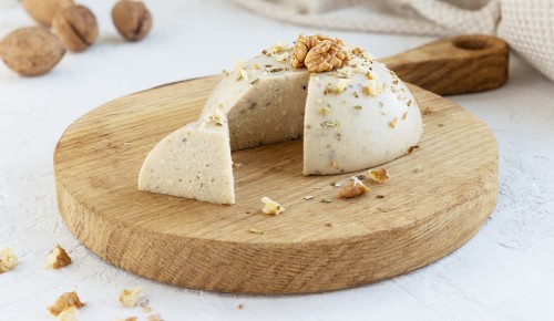 Veganski sir iz orekov na leseni deski