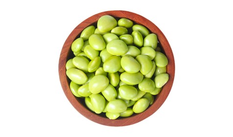Edamame v leseni posodi