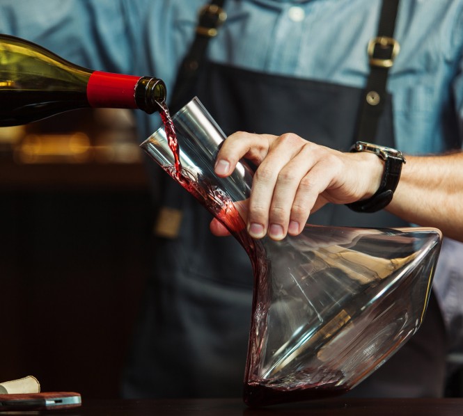 Vino, sonce v steklenici, kdaj in zakaj uporabiti karafo, SPAR SI Vino, sonce v steklenici, kdaj in zakaj uporabiti karafo, SPAR SI