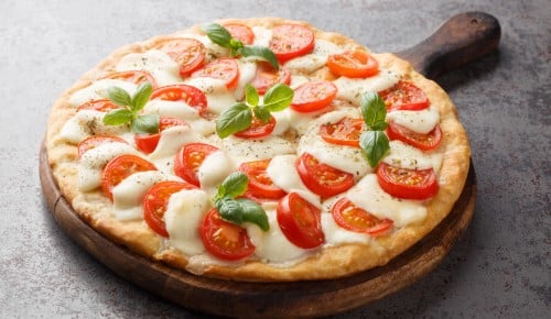 Pica Caprese na leseni deski
