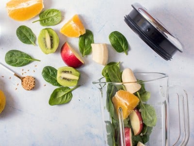 Sestavine za smoothie raztavljene po mizi ter v posodi 