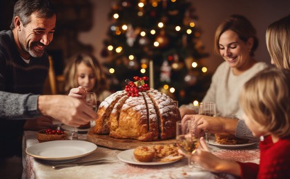 Družina za praznično mizo je panettone.