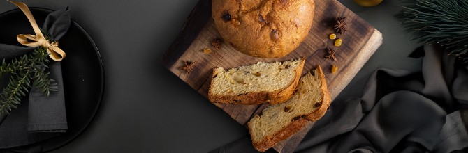 Sladki kruh ali Panettone na okrašeni praznični mizi