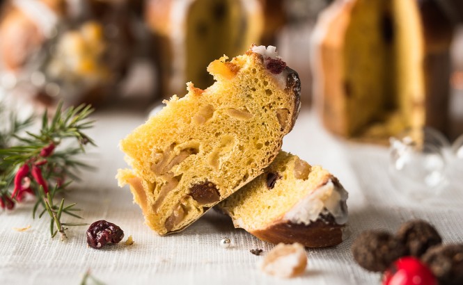 Košček panettone na praznični mizi.