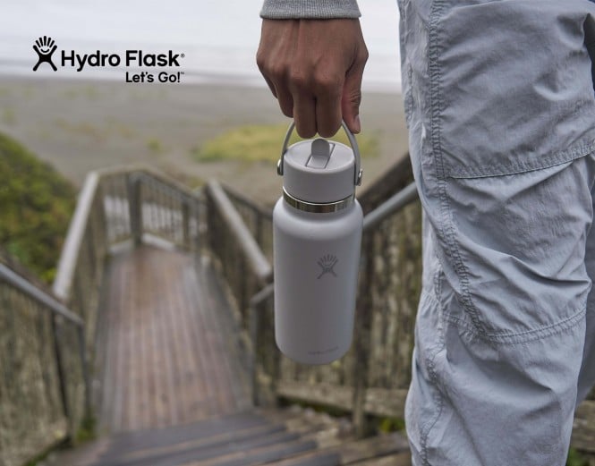 Termovka Hydro Flask v moških rokah
