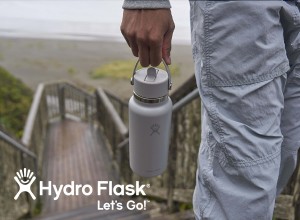 Moški s termovko Hydro Flask v rokah