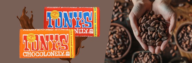 Tablici čokolade Tony's Chocolonely in roke z kakavnimi zrni.