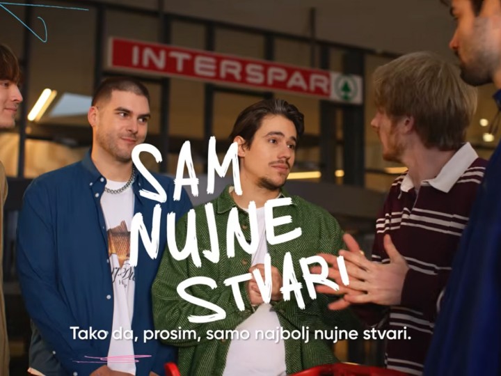 Joker Out spet izbira po svoje … in v SPARu. 🛒Fantje iz skupine Joker Out sledijo svojemu ritmu in nakupovalnemu listku, ki podpira različne okuse. 🤘 Vsak človek ima svoj način življenja – nekdo zajtrkuje ob šestih, drugi ob enajstih, nekdo izbere vegi obrok, drugi prisega na klasiko. Enako velja za člane skupine Joker Out, kjer ima vsak svoje navade, preference in tempo. A prav ta raznolikost jim daje moč, da ustvarjajo energijo, ki jo čutimo v njihovih svetovno prepoznavnih hitih. 🎸
